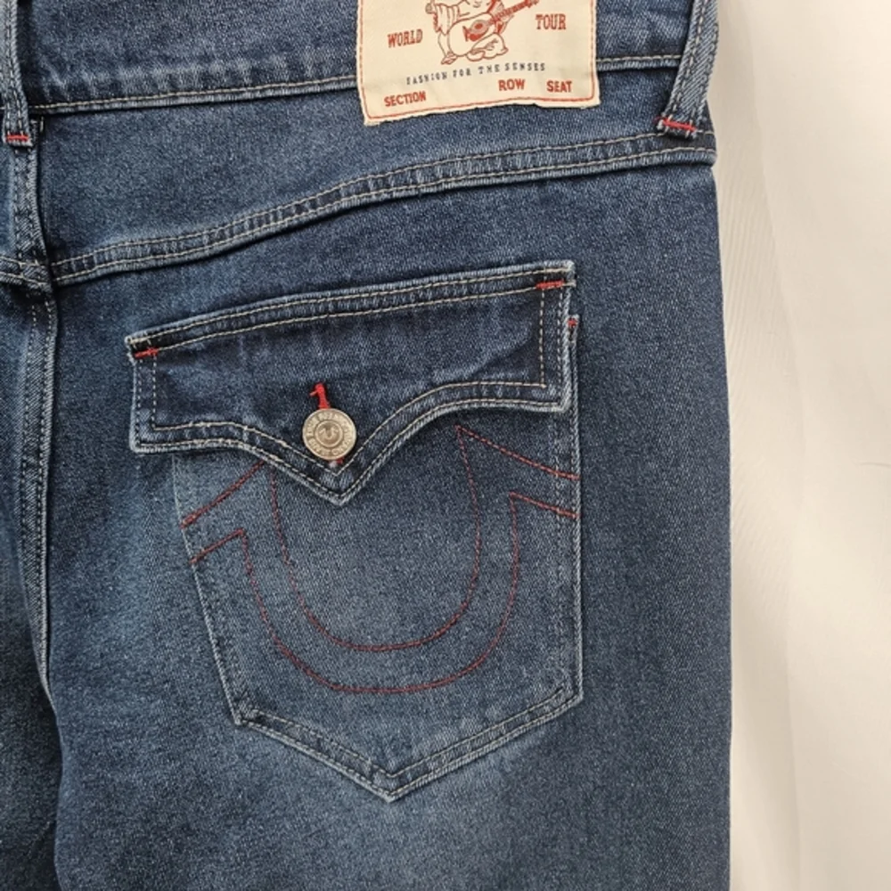 NWT True Religion Men’s size 38x32 Rocco Flap Pockets Relaxed‎ Skinny Blue Jean.